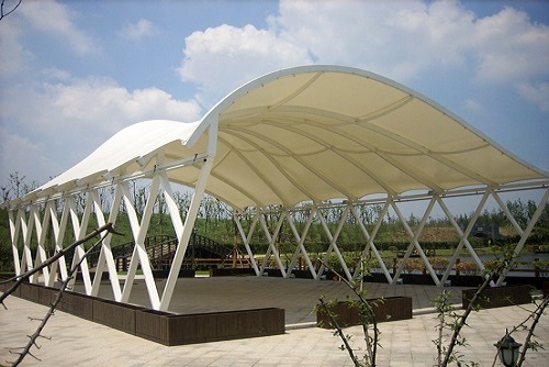 张拉膜结构材质的景观遮阳棚